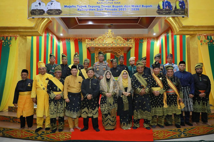 Ketua Umum DPH LAMR, Datuk Seri H Arfan Usman MPd, Ketua Umum MKA Datuk Seri Wan Said, Ketua DPRD Siak Indra Gunawan foto bersama Bupati Afni Z dan Wabup Syamsurizal usai majelis tepuk tepung tawar.