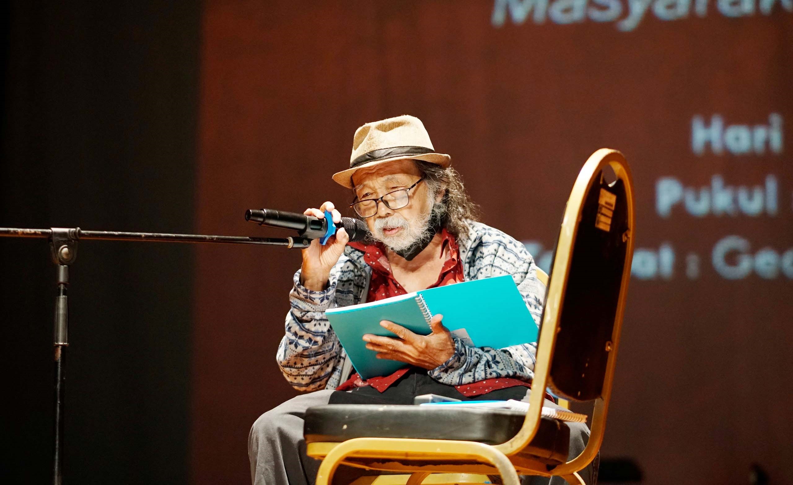 Presiden penyair Indonesia, Sutardji Calzoum Bachri, saat membacakan sajak-sajaknya dalam Semarak Budaya: Festival Seni Budaya Melayu, di Teater Utama Anjung Seni Idrus Tintin, Purna MTQ