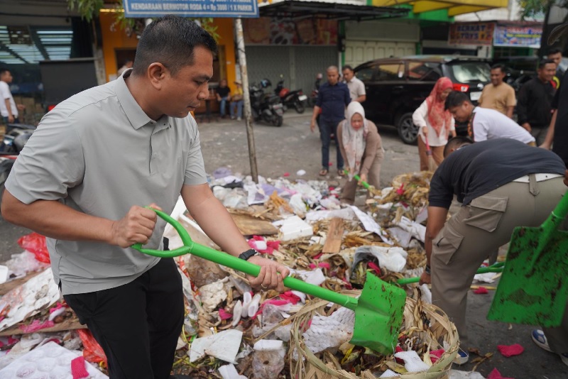 Sekko Pekanbaru Zulhemi Arifin saat melaksanakan gotong royong mengangkut tumpukan sampah di sejumlah TPS.