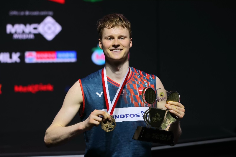 Anders Antonsen naik podium juara usai kalahkan Chou Tien Chen di Final Indonesia Open, Jakarta, Sabtu (8/6/2025).
