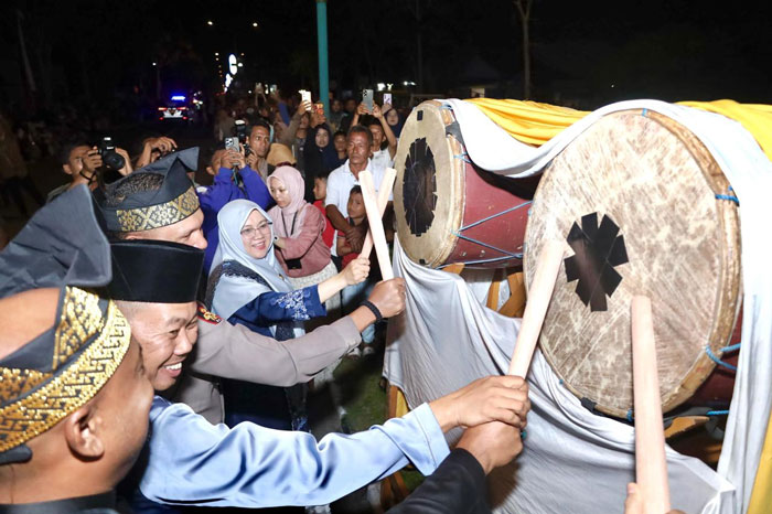 Bupati Siak Afni Z, Wabup Syamsurizal, Forkopimda menabuh bedug tanda dimulainya pawai takbir sambut Idul Adha di Jalan Raja Kecik depan Komplek Abdi Praja Kota Siak, Kamis  (5/6/2025).