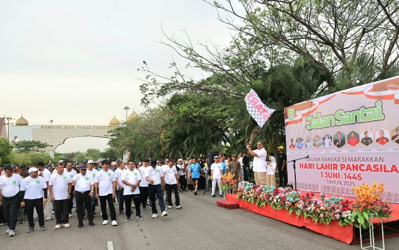 Bupati Rohul Anton ST MM mencanangkan CFD dan lepas ribuan peserta jalan santai dalam menyemarakkan Harlah Pancasila di Komplek Bina Praja Pemda Rohul, Ahad (8/6/2025) pagi.