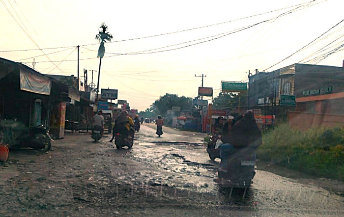 Kondisi Jalan Suka Karya Desa Tarai Bangun, Kecamatan Tambang, Kabupaten Kampar berlubang dan rusak parah, Ahad (8/6/2025).