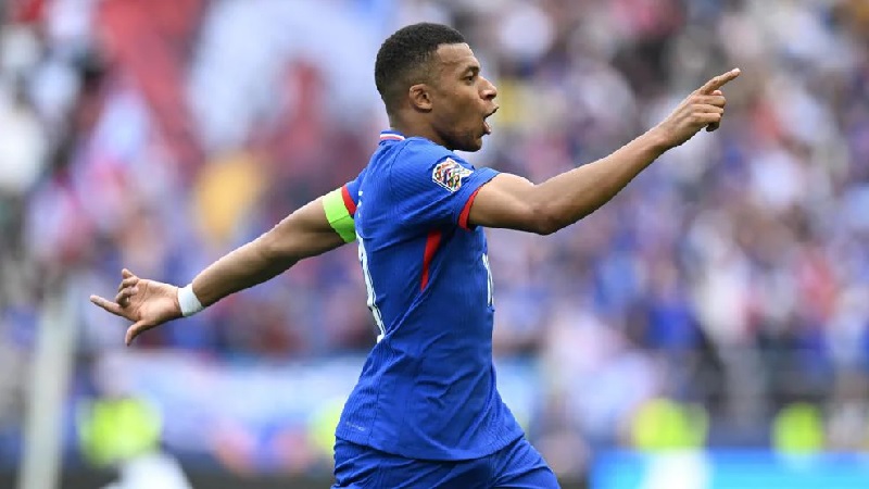 Kylian Mbappe mencetak gol pembuka Prancis saat mengaalahkan Jerman 2-0 pada perebutan tempat ketiga UEFA Nations League di Stuttgart.