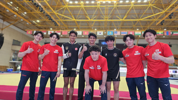 Dua pesenam Riau Agung Suci Tantio Akbar (empat kiri) dan Abiyu Rafi (tiga kiri) foto bersama atlet Jepang usai tampil pada Asian Championship di Jencheon Gymnasium Center, Korsel, Sabtu (7/6/2025).