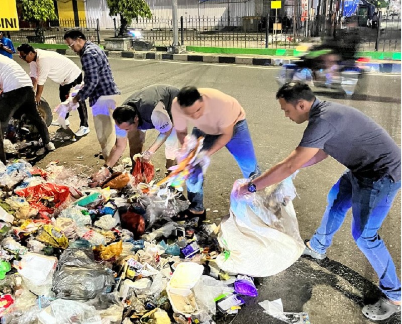 Pj Sekdako Pekanbaru Zulhelmi Arifin (dua kanan) bersama Plt Kadis LHK Pekanbaru Reza Aulia dan berbagai OPD jajaran Pemko Pekanbaru ikut turun langsung bergotong royong membersihkan sampah.