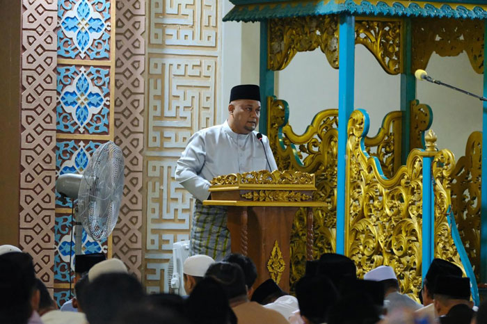 Wabup Syamsurizal memberikan sambutan saat menunaikan Salat Idul Adha di Masjid Islamic Center Siak, Jumat (6/6/2025).