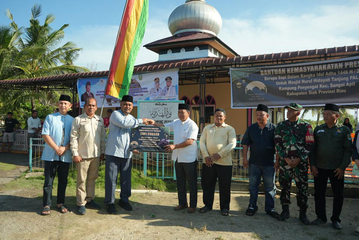 Wabup Siak Syamsurizal serahkan sapi kurban bantuan Presiden RI secara simbolis kepada Penghulu Penyengat Abok Agustinus disaksikan Kadisnakan Syamsurizal, Camat Sungai Apit Tengku Mukhtasar.