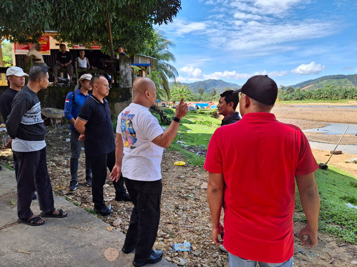 Wakapolda Riau Brigjen Pol Adrianto Jossy Kusumo didampingi Kapolres Kampar AKBP Mihardi Mirwan tinjau lokasi upacara peringatan Hari Lingkungan Hidup Sedunia 2025 di Pulau Tongah, Desa Tanjung Belit