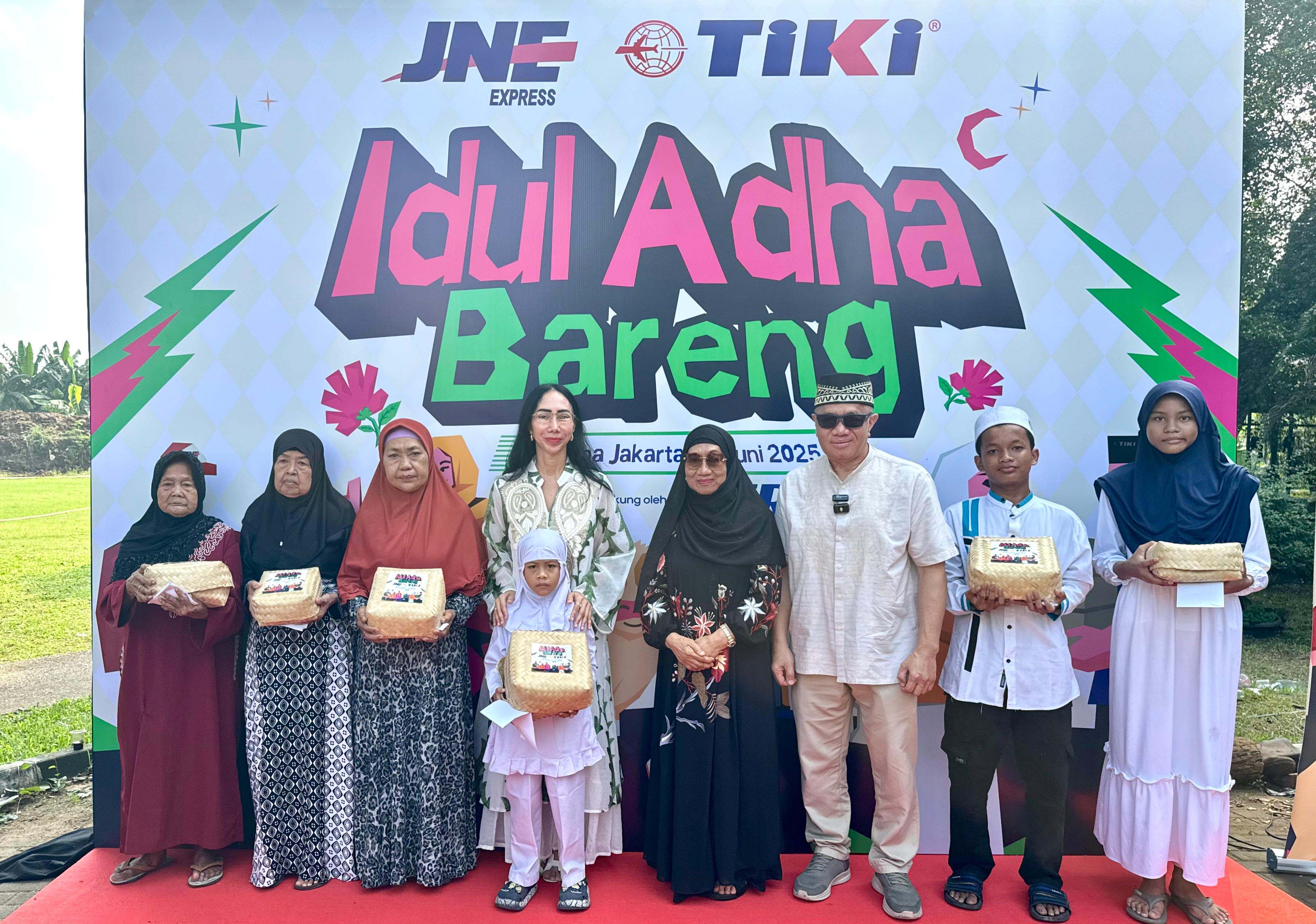 Jajaran JNE dan TIKI berfoto bersama dalam kegiatan kurban bertajuk #SatSetBerkurbannya yang dilaksanakan di Yayasan Taman Yatim Piatu dan Tuna Netra (Yatuna) Soeprapto Soeparno yang berlokasi di Jalan Pusdiklat Depnaker, Jakarta Timur,  belum lama ini.