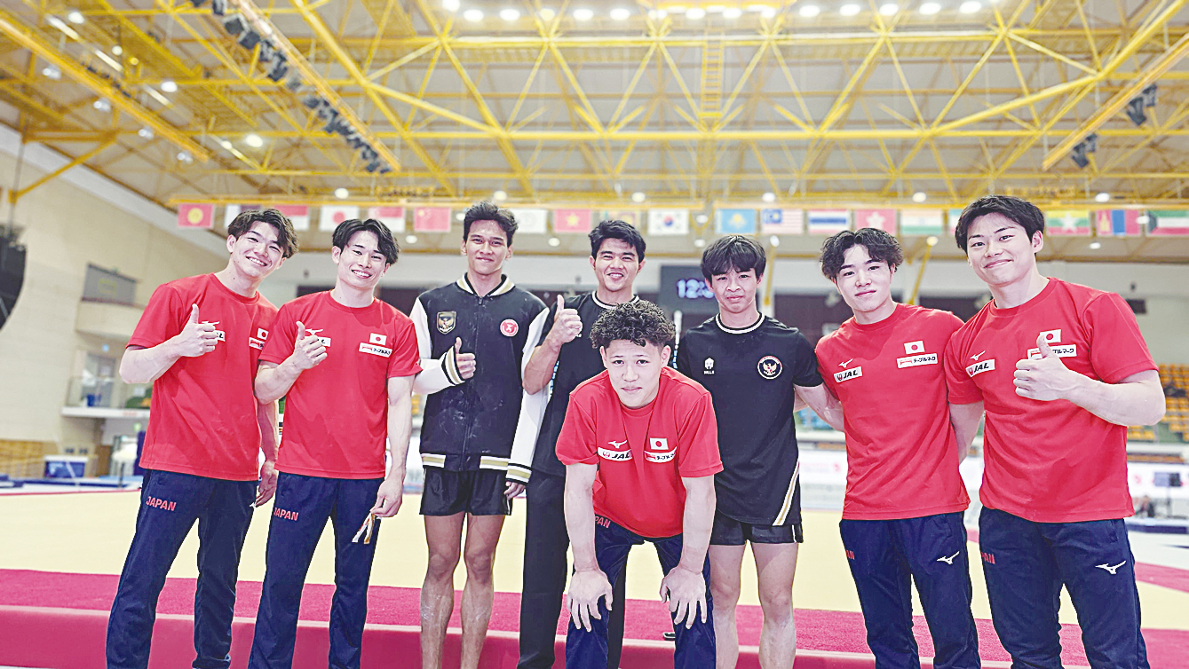 Dua pesenam Riau Agung Suci Tantio Akbar (empat kiri) dan Abiyu Rafi (tiga kiri) foto bersama atlet Jepang usai tampil pada Asian Championship di Jencheon Gymnasium Center,  Korea Selatan.