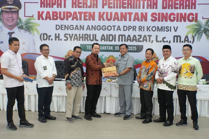 Bupati Kuansing Dr H Suhardiman Amby MM menyerahkan cendera mata pada anggota Komisi V DPR RI, Dr H Syahrul Aidil Maazat saat rapat kerja di Pencopo Rumah Dinas Bupati, Senin (9/6/2025).