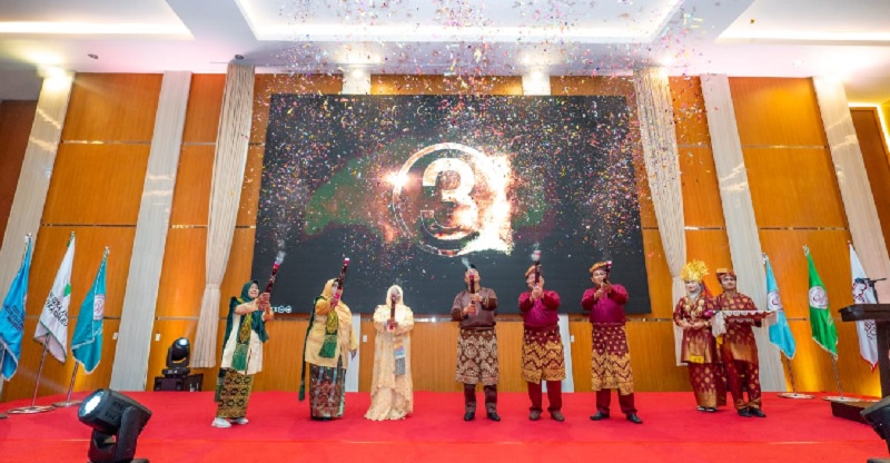 Ketua Pembina Yayasan Abdurrab Dr dr Susiana Tabrani M.Pd, Rektor Univrab Prof Susi Endrini SSi, MSc, PhD, Dekan FK Dr dr Syamsul Bahri Riva
