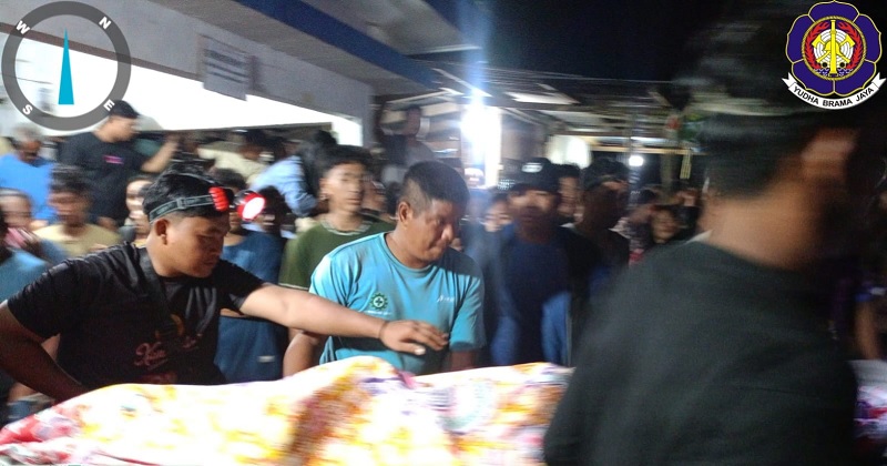 Tim Gabungan saat mengevaluasi jasad korban dari Sungai Cinaku menuju rumah duka, Senin (9/6/2015).