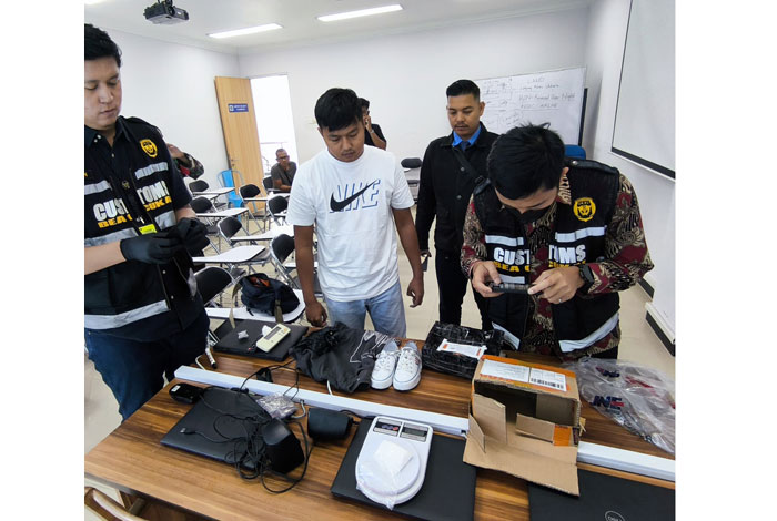 Terlihat petugas tengah mengecek barang bukti paket sabu yang di simpan didalam sepatu di Bandara Internasional SSK II Pekanbaru, pada Kamis (5/6/2025) kemarin.