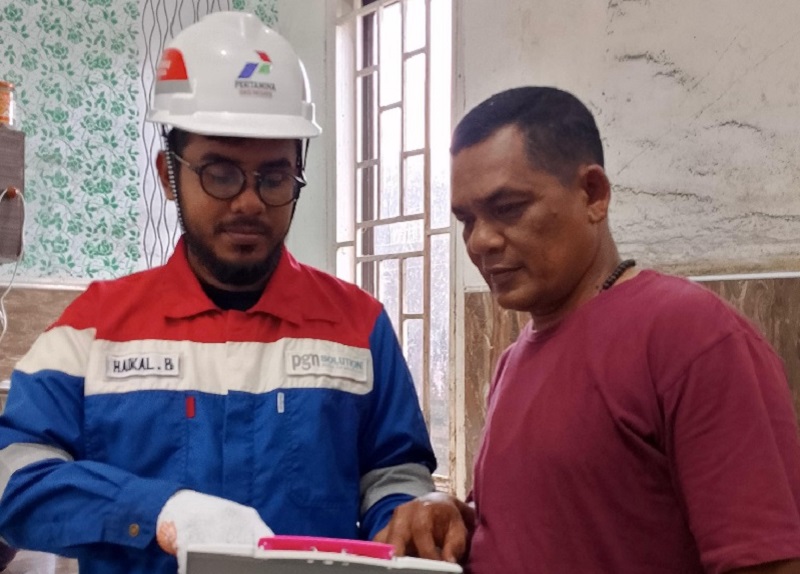 Petugas PGN melakukan sosialisasi kepada warga di Pelalawan.