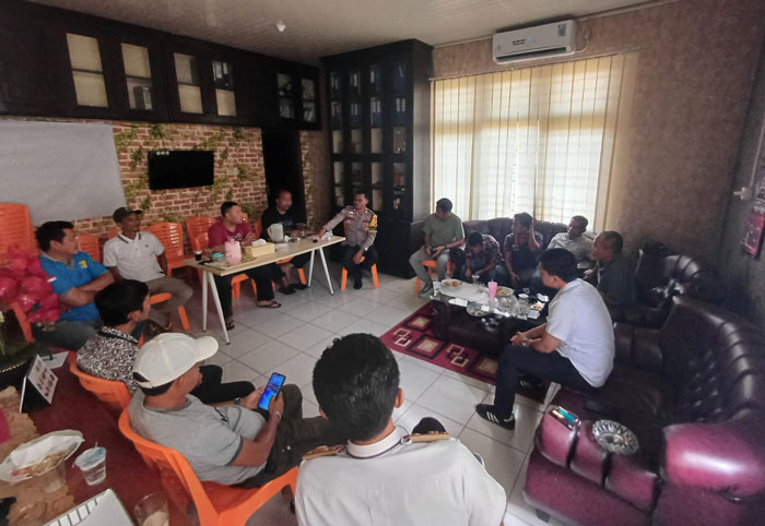 Forum Kelurahan Pangkalan Kerinci Kota menggelar pertemuan bersama masyarakat yang mengeluhkan keberadaan warung tuak dan billiar agar dapat segera ditertibkan, Senin (9/6/2025) siang di Kantor Lurah