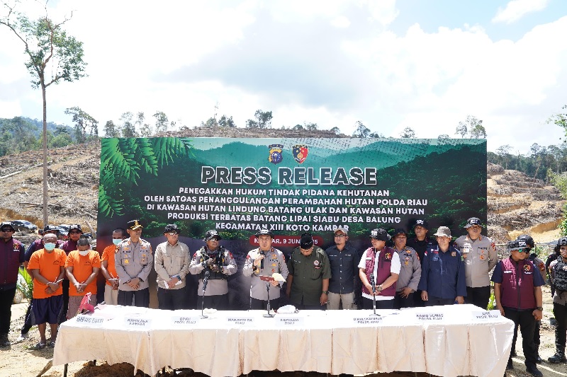 Kapolda Riau Irjen Pol Herry Heryawan (tengah) saat memimpin ekspos penangkapan pelaku perambahan Hutan Lindung Si Abu di Kabupaten Kampar, Senin (9/6/2025).