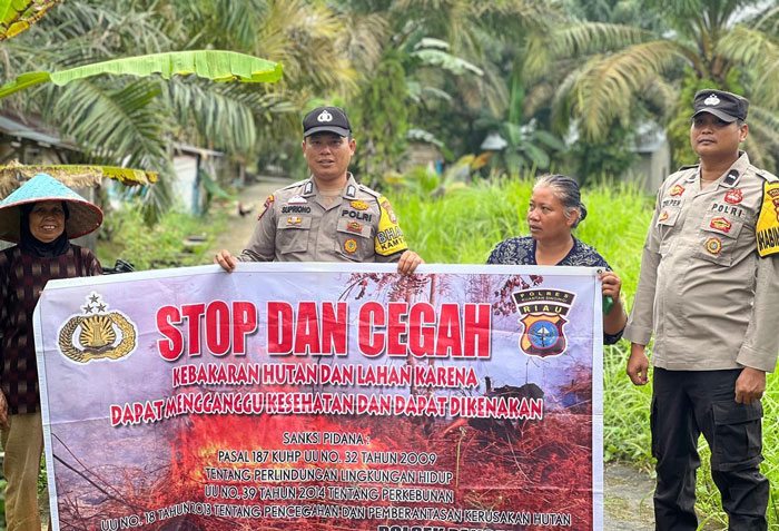 Personel Polsek Pangean melakukan sosialisasi antisipasi cegah Karhutla, Senin (9/6/2025) di Pasar Baru Kecamatan Pangean.