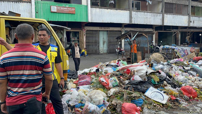 Pj Sekretaris Daerah Kota Pekanbaru, Zulhelmi Arifin saat melakukan pembersihan tumpukan sampah di Pasar Cik Puan.