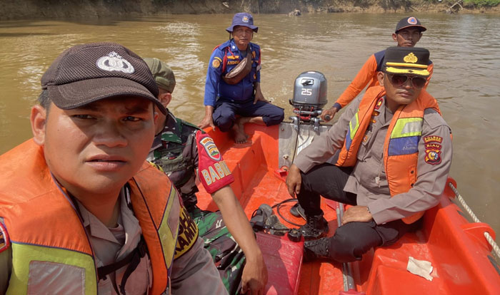 Personel Polsek Seberida, TNI dan KPBD melakukan pencarian di sekitar korban tenggelam, Ahad (9/6/2025).