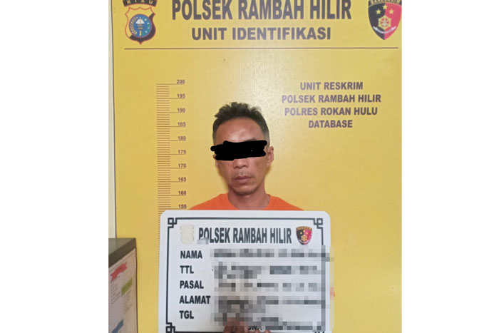 SI, tersangka tindak pidana melakukan percobaan pembunuhan kepada mantan istrinya yang kini ditahan di sel Mapolsek Rambah Hilir, Ahad (8/6/2025).