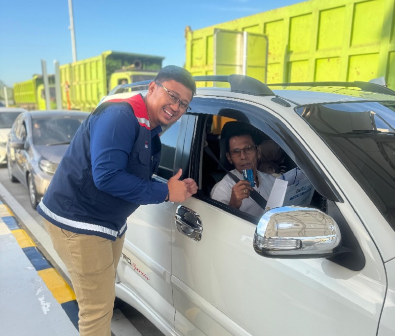 Kepala Regional Sumatera Bagian Tengah PT Hutama Karya, Bromo Waluko Utomo Saat menyapa pengguna jalan Tol di Gerbang Tol Pekanbaru-Dumai beberapa waktu lalu.