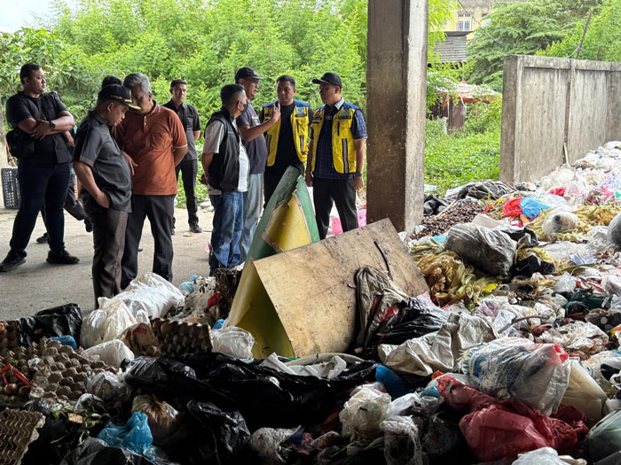 Wawako Pekanbaru Markarius Anwar (bertopi) didampingi Ketua DPRD Muhammad Isa Lahamid dan Wakil Ketua DPRD T Azwendy Fajri cek trans depo sementara di Pasar Cik Puan, Senin (9/6/2025).