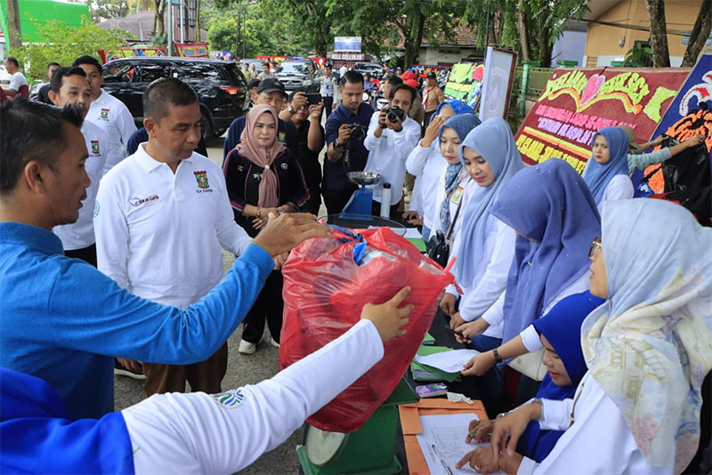 Bupati Kampar Ahmad Yuzar melihat aksi pengumpulan sampah plastik oleh OPD dan ditimbang di Lapangan Waterfront City Bangkinang, Selasa (10/6/2025).