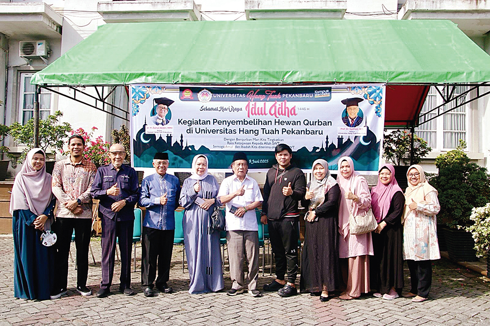 Ketua Yayasan Hang Tuah dr H Zainal Abidin MPH, Rektor UHTP Prof Dr Syafrani MSi, Pembina Yayasan Hj Ernawati dan para pemimpin UHTP foto bersama pada momentum penyembelihan hewan kurban, Senin (9/6/2025).