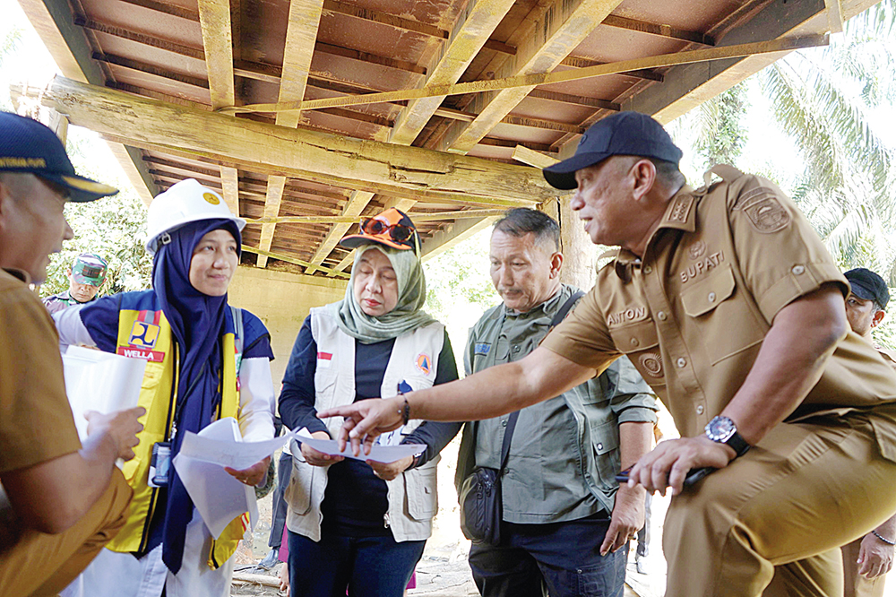 Bupati Rohul Anton ST MM mendampingi Tim Verifikasi Lapangan meninjau usulan program dana hibah RR, baru baru ini. Salah satu usulan adalah rekonstruksi Jembatan Sungai Danau Klubi pada ruas Jalan Kota Tengah-Kesra Desa Kepenuhan Barat Mulya, Kecamatan Ke