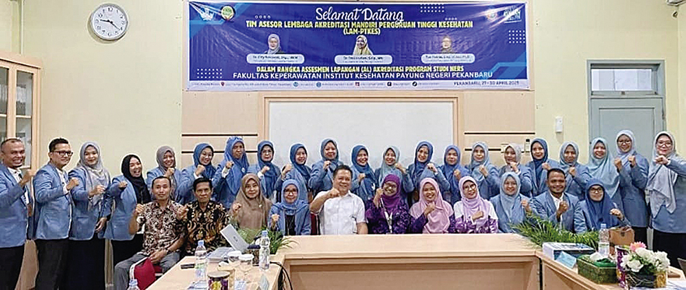 Rektor Ikes Payung Negeri Pekanbaru Dr Deswinda SKep Ns Mkes  (duduk empat kiri) Ketua Yayasan Pendidikan Payung Negeri Pekanbaru Ir Ahmad Kurnia (lima kiri) foto bersama para asesor dan civitas akademika saat pelaksanaan asesmen lapangan Akreditasi Progr