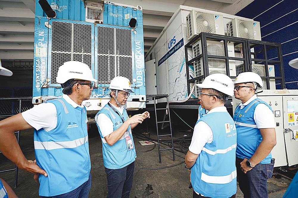 Direktur Distribusi PLN Adi Priyanto (kedua dari kanan) bersama EVP ODJ PLN Agus Kuswardoyo (kanan), General Manager PLN UID Jakarta Raya Moch Andy Adchaminoerdin (kiri), dan Manager PLN UP3 Bulungan Dasih Listyanto (dua kiri) saat melakukan final check s