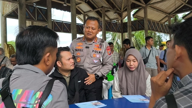 Dirlantas Polda Riau Kombes Pol Taufiq Lukman saat mengecek salah satu gerai pelayanan yang disiapkan guna memudahkan masyarakat, Selasa (10/6/2025).