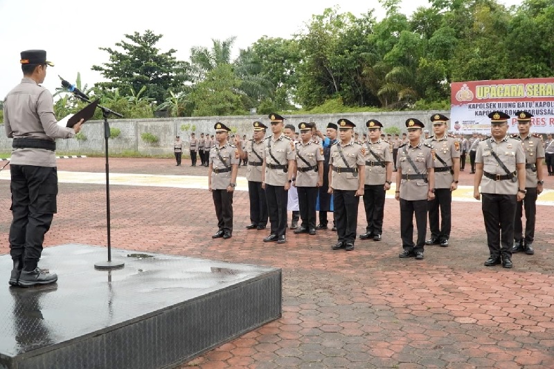 Kapolres Rohul AKBP Emil Eka Putra SIK SH MSi memimpi upacara sertijab 5 kapolsek di Lapanngan Apel Polres Rohul, Selasa (10/6/2025).