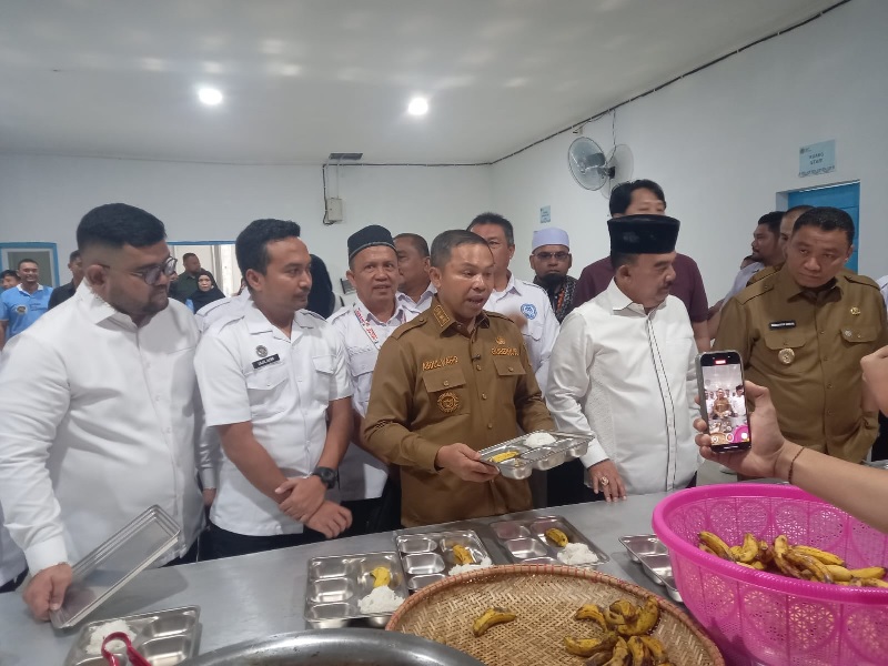 Gubernur Riau Abdul Wahid didampingi Jefry Noer (berpeci) memeriksa dapur MBG di Komplek Pondok Pesantren IP-ICBS Riau, Desa Kubang Jaya, Kecamatan Siak Hulu, Kabupaten Kampar, Selasa (10/6/2025).