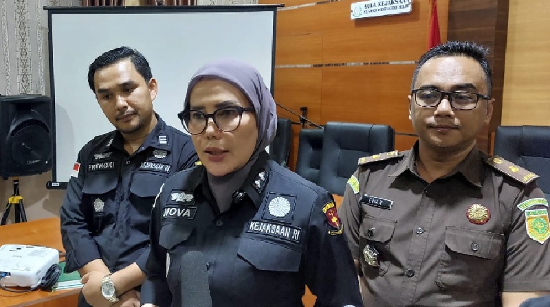 Kajari Inhil Nova Puspitasari didampingi Kasi Pidus Frengki dan Kasi Intel, Erik sedang melakukan konfrensi Pers di Aula Kajari Inhil, Tembilahan,Selasa (10/6/2025).