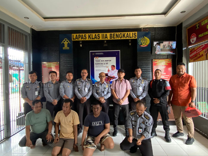 Empat tersangka pengedar narkoba yakni 3 napi dan 1 oknum petugas Lapas Bengkalis saat diserahkan Polres Bengkalis.