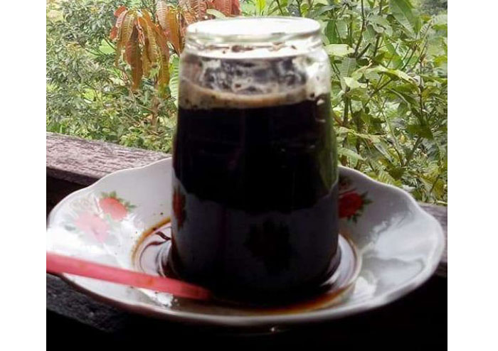 Kopi Tatungkuik, cara unik minum kopi khas Malalak, Sumatera Barat.