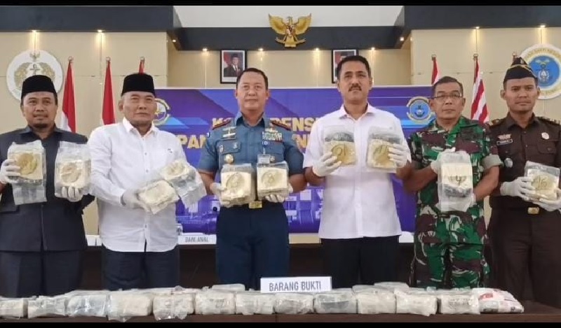 Danlanal Dumai Kol Laut (P) Adul Haris didampingi Wawako Dumai Sugiyarto, Ketua DPRD Agus Miswandi, dan Dir Res Narkoba Polda Riau Kombes Putu Yuda serta unsur terkait lainnya saat konferensi pers.