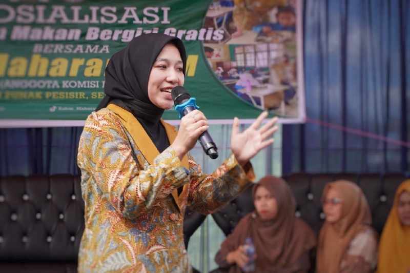 Anggota Komisi IX DPR RI Maharani memberi arahan saat kegiatan sosialisasi  MBG yang digelar  di Lapangan Pusara 1, Bagan Punak Pesisir, Kabupaten Rokan Hilir, Riau, beberapa waktu lalu.