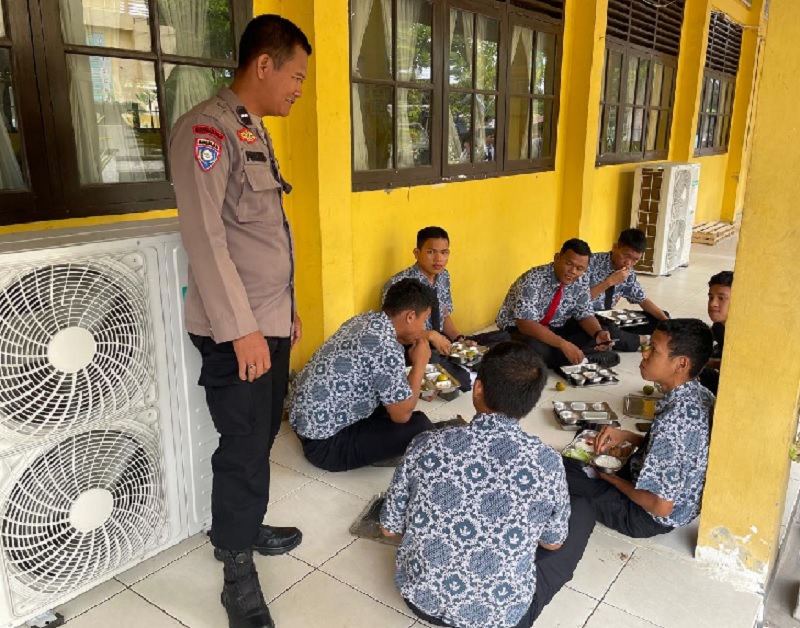 Personel Polsek Kuantan Tengah monitor pelaksanaan makan bergizi gratis (MBG) di 13 Sekolah di Kecamatan Kuantan Tengah, Selasa (10/6/2025).