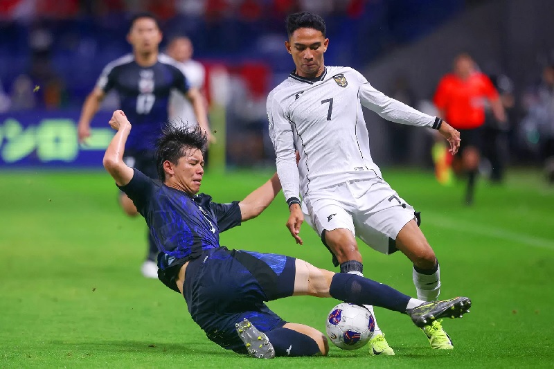 Bek Jepang Kota Takai berebut bola dengan pemain Timnas Indonesia Marselino Ferdinan saat laga terakhir Grup C Kualifikasi Piala Dunia 2026 Zona Asia di Panasonic Stadium Suita, Selasa (10/5/2025).