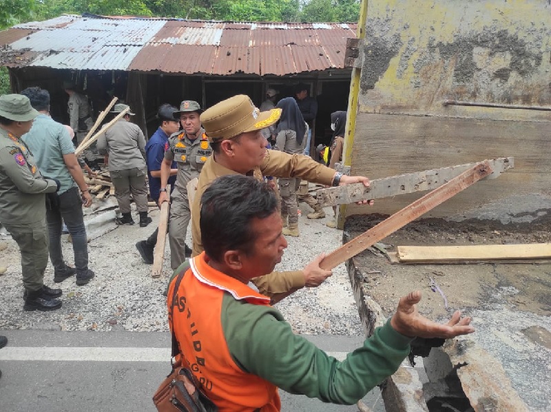 Wakil Walikota Pekanbaru Markarius Anwar pimpin langsung pembongkaran bangunan liar di Jalan Sm Amin, Pekanbaru, Selasa (10/6/2025.
