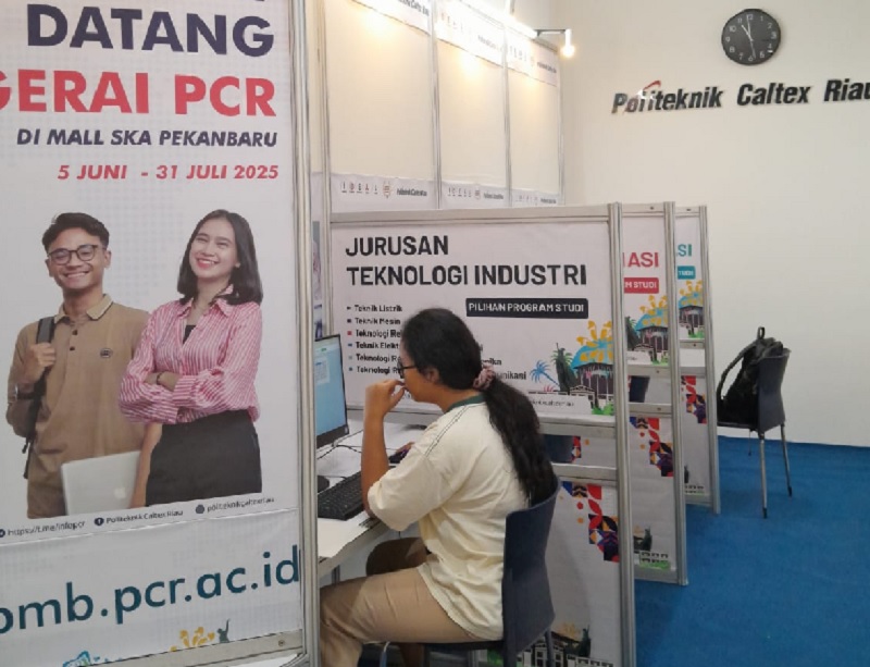 Salah seorang calon mahasiswa PCR mengikuti computer based test (CBT) masuk kampus PCR di Gerai SKA, Selasa (10/6/2025).
