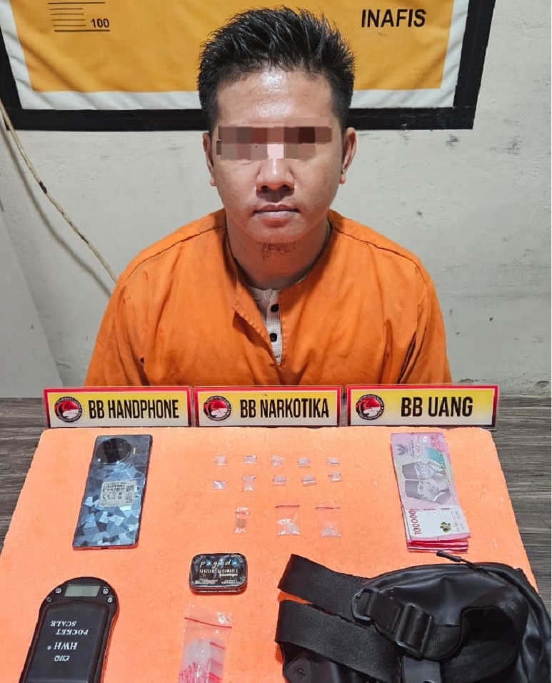 Pelaku inisial SA bersama barang bukti narkoba diamankan di Mapolres Inhil, Selasa (10/6/2025).