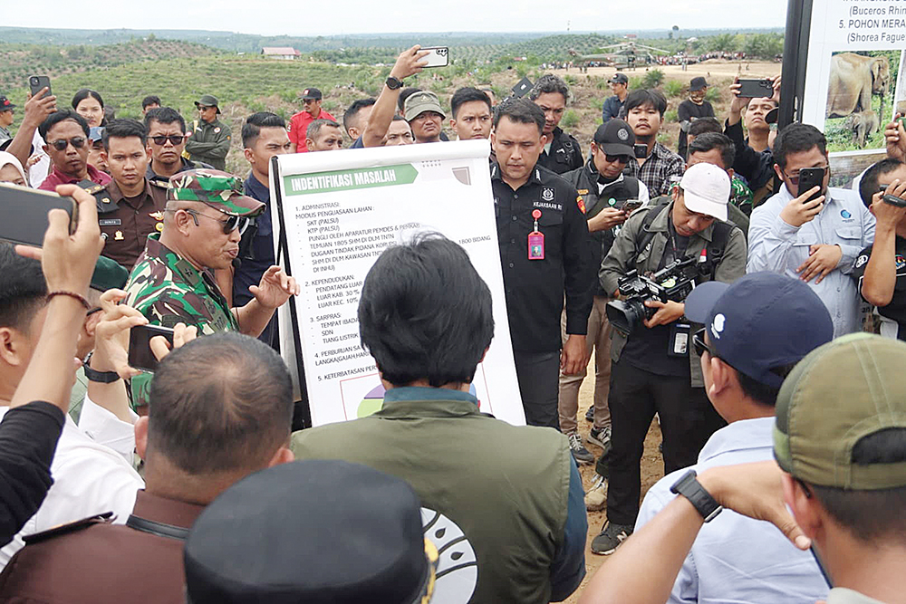 Tim Satgas Penertiban Kawasan Hutan memaparkan identifikasi masalah saat ekspose penertiban di Kawasan Hutan Konservasi Taman Nasional Tesso Nilo, Kabupaten Pelalawan, Selasa (10/6/2025).