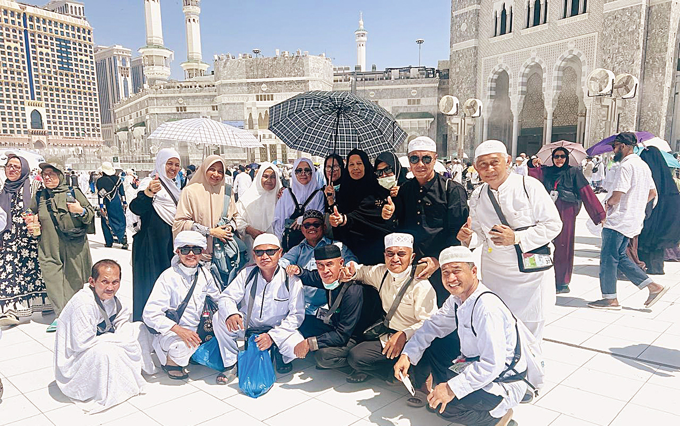 Jemaah haji Riau foto bersama usai menjalani tawaf di Masjidilharam, Senin (9/6/2025).