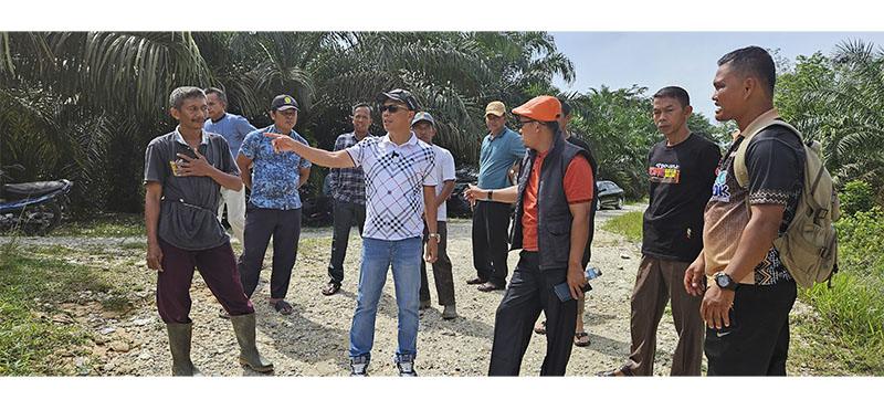 Camat Sentajo Raya Hevi H Antoni bersama Anggota DPRD Kuansing, Syafril ST meninjau kondisi jalan dan jembatan di Kelurahan Beringin Jaya Kecamatan Sentajo Raya, Rabu (11/6/2025).