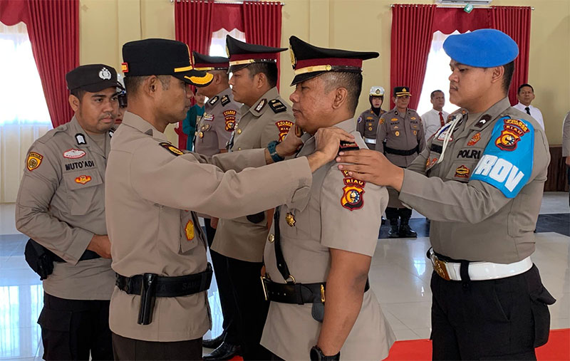 Kapolres Kampar AKBP Mihardi Mirwan memimpin upacara Sertijab Kapolsek Tapung Hulu dan Kapolsek Bangkinang Barat, Rabu (11/6/2025).